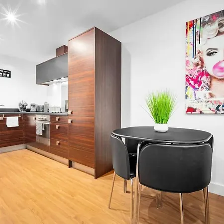 Urban 1br + Free Parking By Azura Nights Apartament